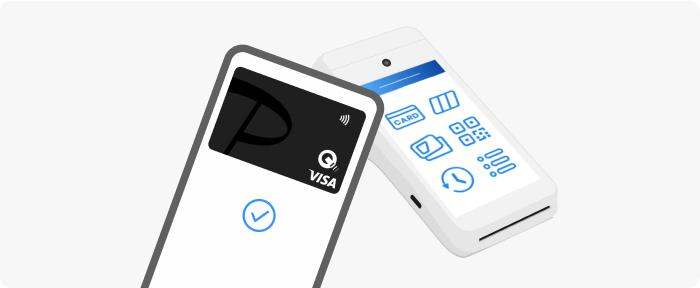 PayPayカードをスマートフォンの決済端末にかざしてタッチ決済を行う様子

